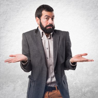 Adam önemsiz jest yapma