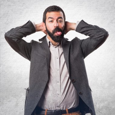 Onun dilini alarak adam