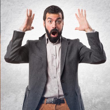 Adam sürpriz jest yapıyor.