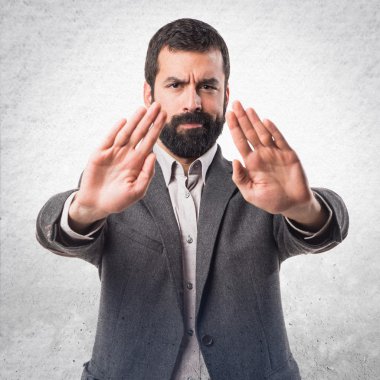 Dur işareti yaparak adam