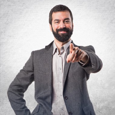 Öne doğru işaret eden adam