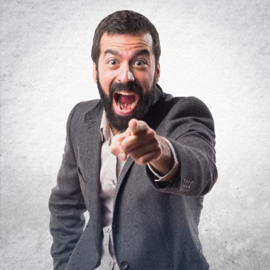 Öne doğru işaret eden adam