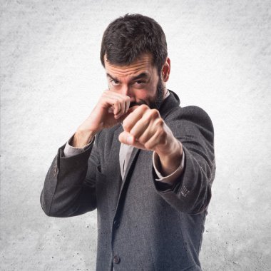 Bir yumruk veren adam