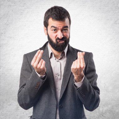 Bir para hareketi yapan erkek