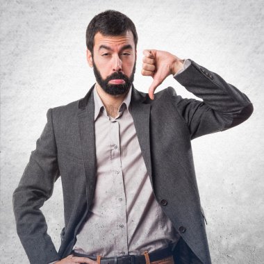 Kötü sinyal yapan erkek