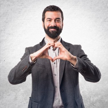 Elleriyle kalp yapan adam