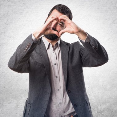 Elleriyle kalp yapan adam