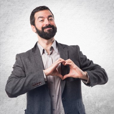 Elleriyle kalp yapan adam