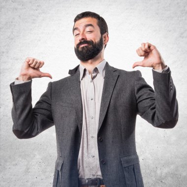 Adam kendisiyle gurur