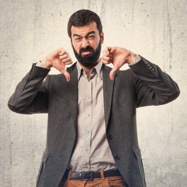 Kötü sinyal yapan erkek