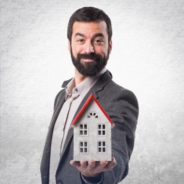 Küçük bir ev tutan adam