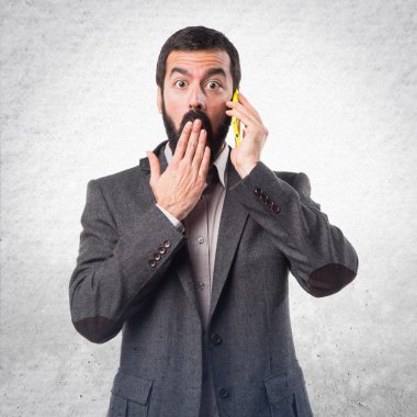 İçin mobil konuşan adam