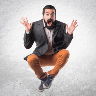 Adam sürpriz jest yapıyor.