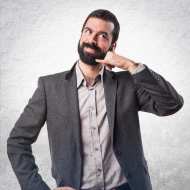 Adam kulaklarını kapatıyor.