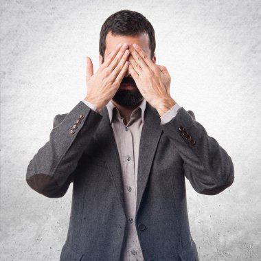 Adam gözlerini kapatıyor.