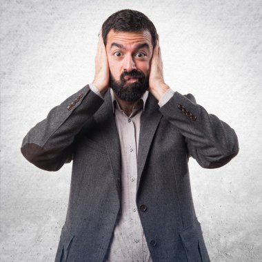 Adam kulaklarını kapatıyor.