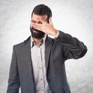 Adam yüzünü kapatıyor.