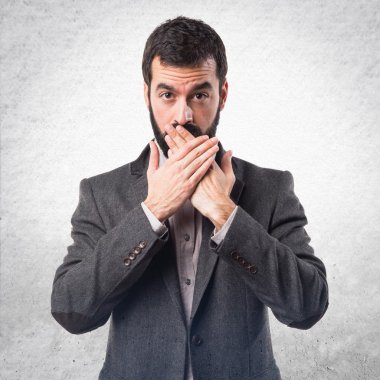 adam ağzını kapsayan