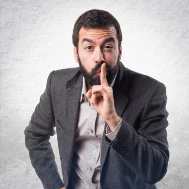 Sessiz adam hareketi yapıyor.