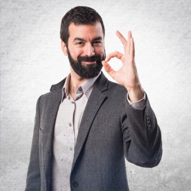 ok işareti yaparak adam