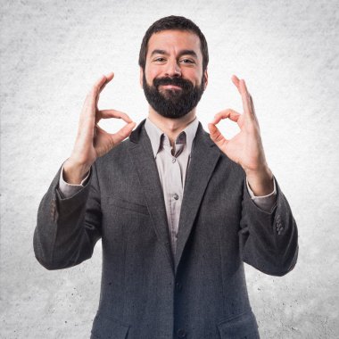 ok işareti yaparak adam