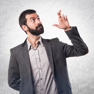 Adam parmaklarıyla geçiş