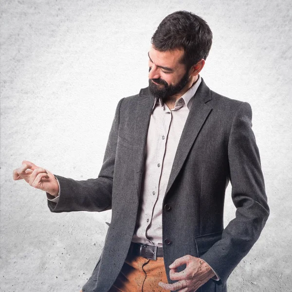 Hombre haciendo gesto de guitarra — Foto de Stock