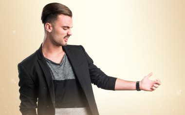 gitar ile yakışıklı adam