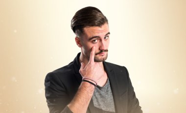 yakışıklı bir adam bir şey gösteriliyor