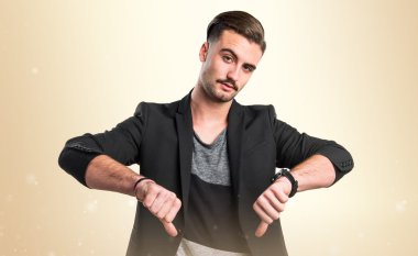 Kötü sinyal yapan yakışıklı erkek