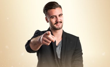 Yakışıklı adam önüne işaret