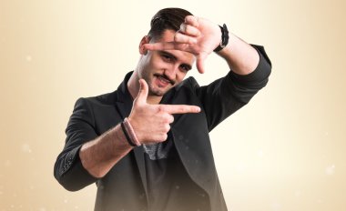 Yakışıklı adam onun parmaklarıyla odaklanarak