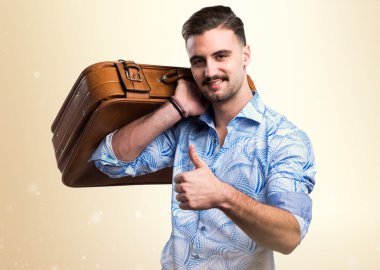 Yakışıklı adam bir bavul holding