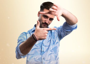 Yakışıklı adam onun parmaklarıyla odaklanarak