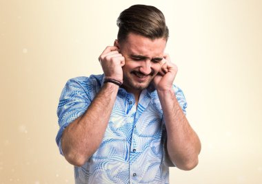 yakışıklı bir adam kulaklarını kapsayan