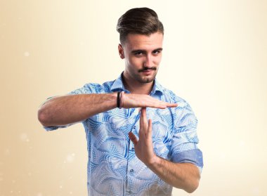 Yakışıklı adam saat hareketi yapma