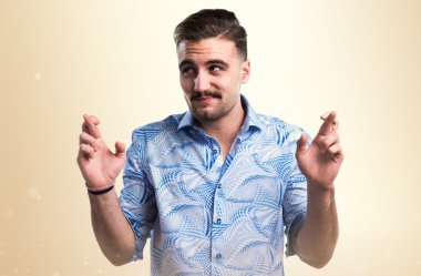 Yakışıklı adam parmaklarıyla geçiş