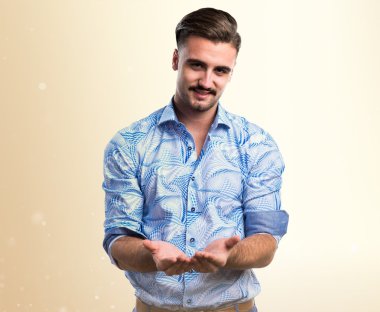 Yakışıklı adam bir şey tutan