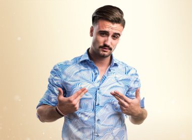 Adam kendisiyle gurur