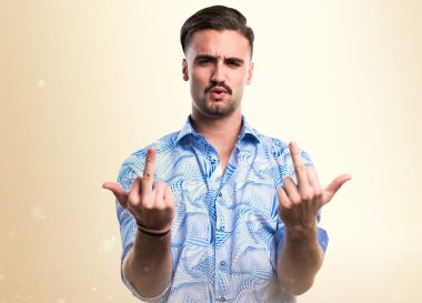 Yakışıklı adam boynuz jest yapma