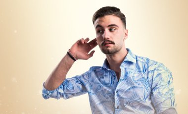 Yakışıklı adam bir şey dinleme