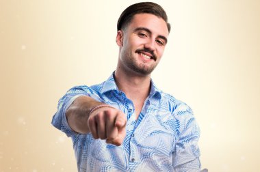 Yakışıklı adam önüne işaret