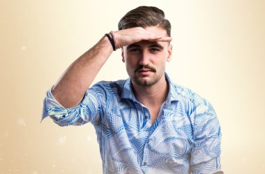 yakışıklı bir adam bir şey gösteriliyor