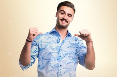 Adam kendisiyle gurur