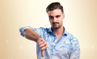 Kötü sinyal yapan yakışıklı erkek