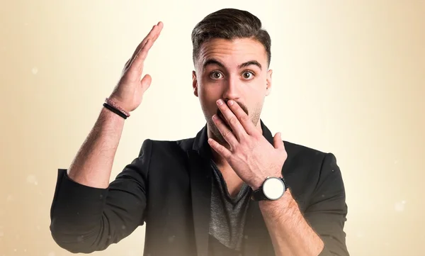 Bonito homem fazendo gesto surpresa — Fotografia de Stock