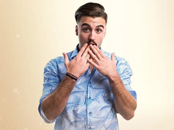 Bonito homem fazendo gesto surpresa — Fotografia de Stock