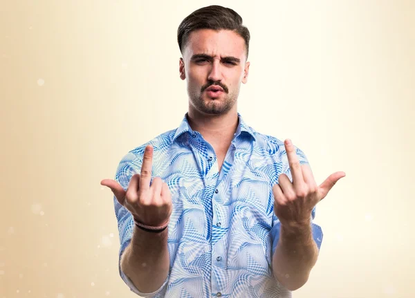 Yakışıklı adam boynuz jest yapma