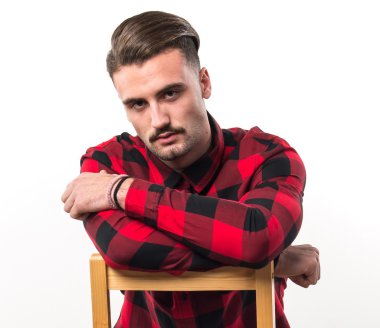 Model adam tahta sandalyede oturan Studio