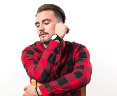 Model adam tahta sandalyede oturan Studio